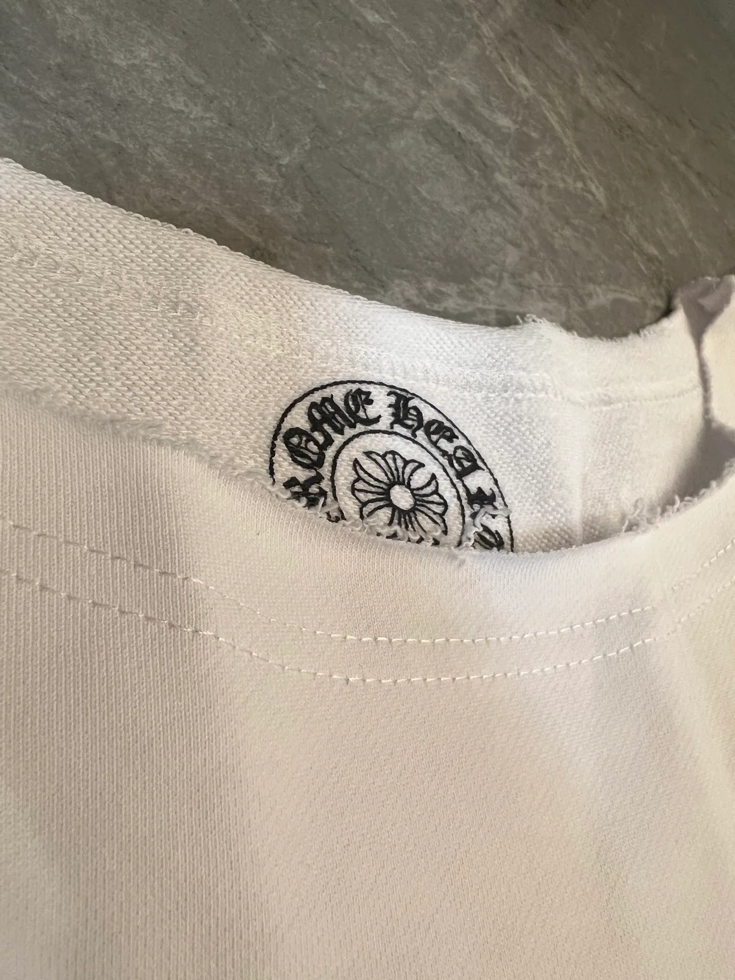 P186 [Next day] Chrome Hearts/Chrome Hearts 25ss CH Arm Cross Horseshoe Sanskrit Sloping Shoulder Sweatshirt (White - Women's Loose) Custom-woven fabric with a delicate and soft texture, gentle and non-prickly. The brand's Sanskrit inscriptions highlight the brand's unique American dark heavy industry trend style from all angles. It is fashionable and avant-garde. The unique OVEISIZE cut is more in line with the aesthetic style of the Z generation young people. It is an indispensable goddess wardrobe item!  Size: s m l. Available in seconds. Detailed sizes can be found in Figure 9.